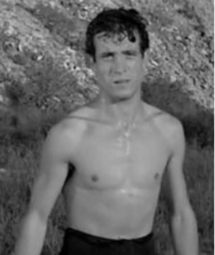 Imagen secundaria 2 - Manolo Zarzo junto al niño cantante Joselito, con quien rodó 'Saeta del ruiseñor' (1959). Junto a Sara Montiel en 'Cinco almohadas para una noche' (1974) y en 'Los golfos' (1960), de Carlos Saura.