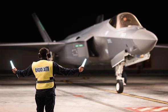 Un avión de combate se dispone a despegar en una base israelí.