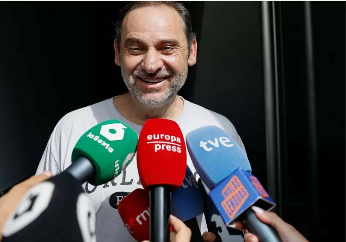El audio más casposo del exministro y su asesor: «La que tú quieras. La Carlota se enrolla que te cagas»