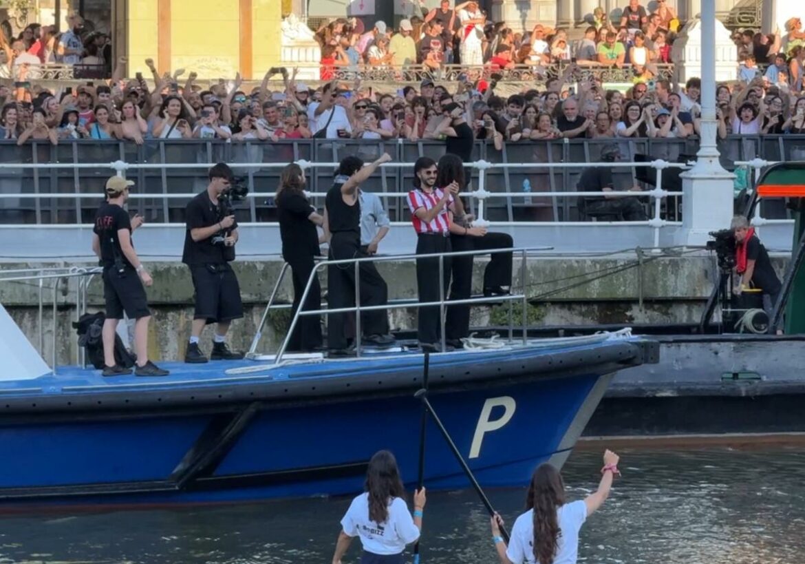 El guitarrista de Arde Bogotá enloquece al público de Bilbao al llegar con la camiseta del Athletic