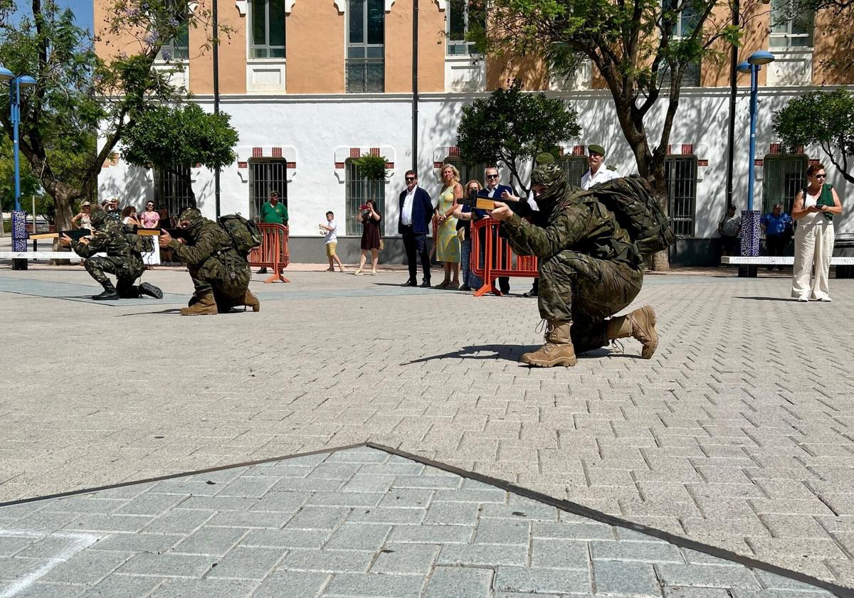 Imagen principal - Exhibición de los boinas verdes veteranos en Murcia