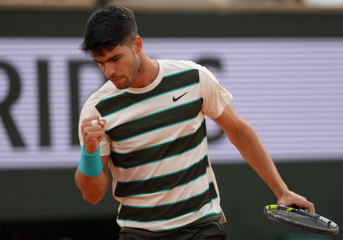 Alcaraz arrasa en la noche parisina y ya está en semifinales