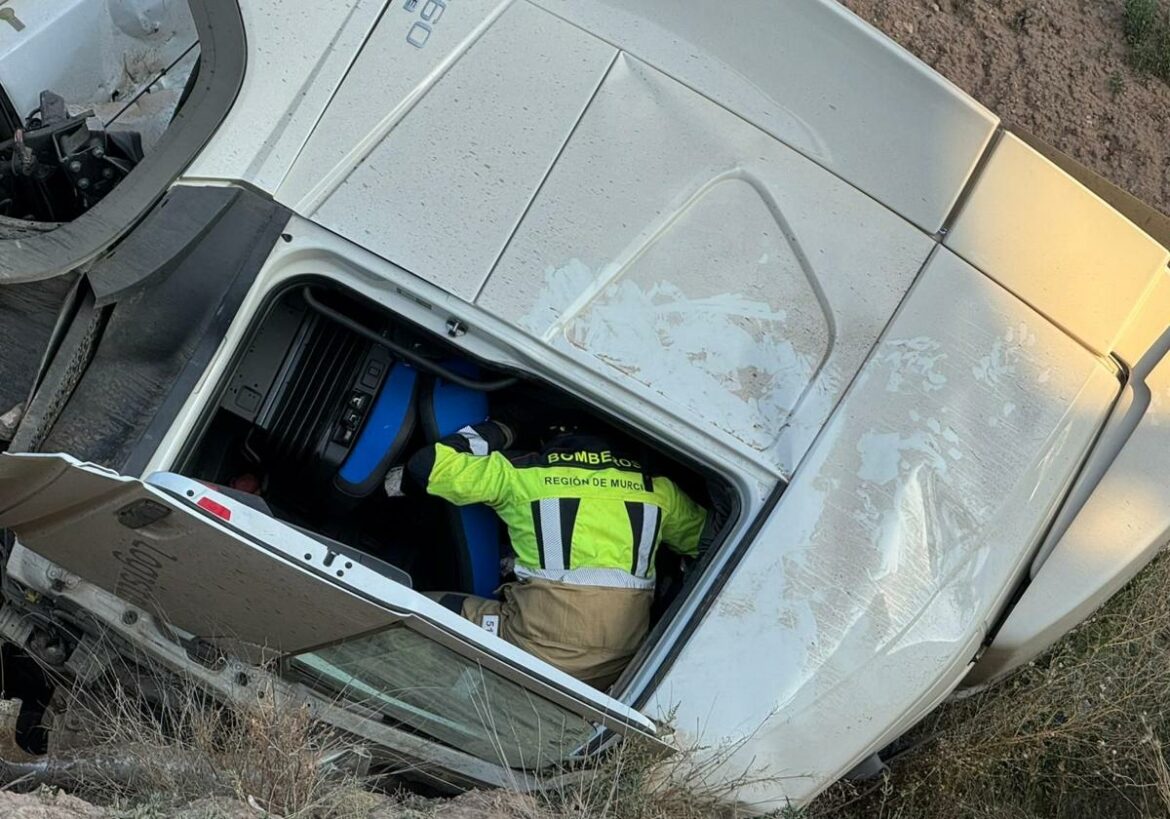 Rescatan a un conductor tras volcar su camión y quedar atrapado en la cabina en Jumilla