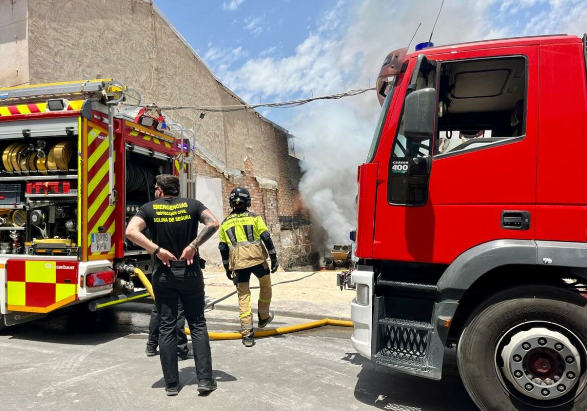 El incendio de un camión hormigonera en Molina genera una gran columna de humo