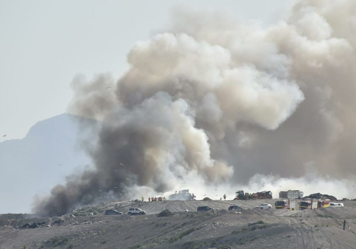 Un incendio en la planta de residuos de Cañada Hermosa genera en Murcia una gran columna de humo