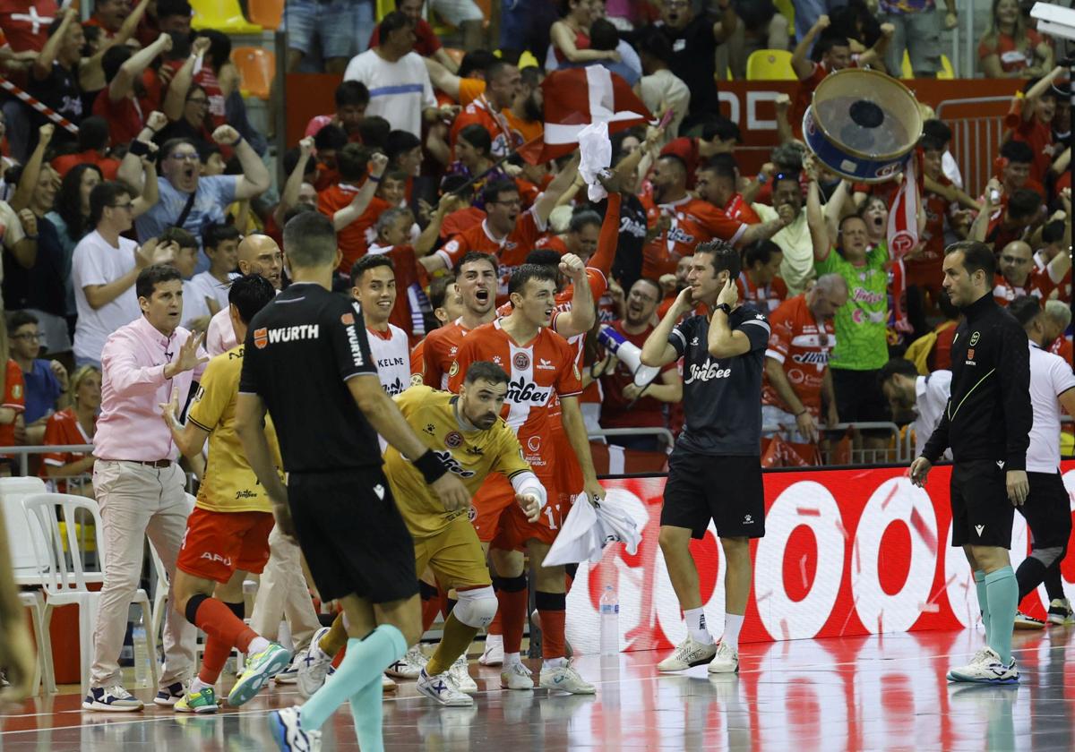 Jugadores y grada reaccionan al final del partido.