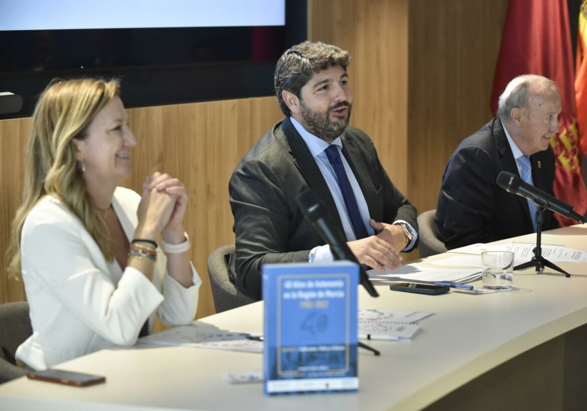 López Miras destaca que el Estatuto de Autonomía «dio voz a la Región de Murcia»