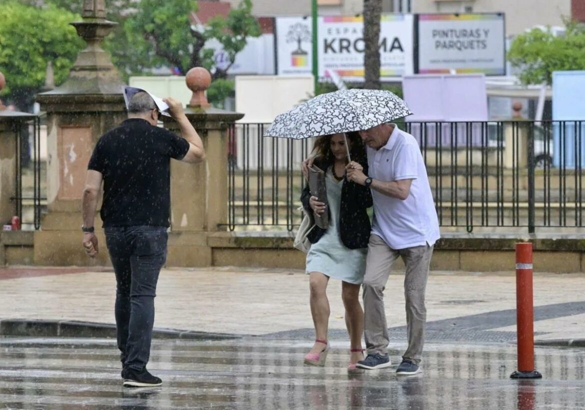 Aemet activa avisos amarillos por altas temperaturas y tormentas este martes en la Región
