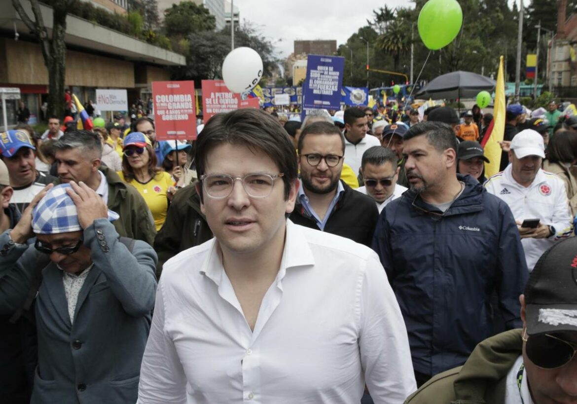 Un sicario de 15 años tirotea a Miguel Uribe, precandidato a la presidencia de Colombia, en un acto de campaña en Bogotá