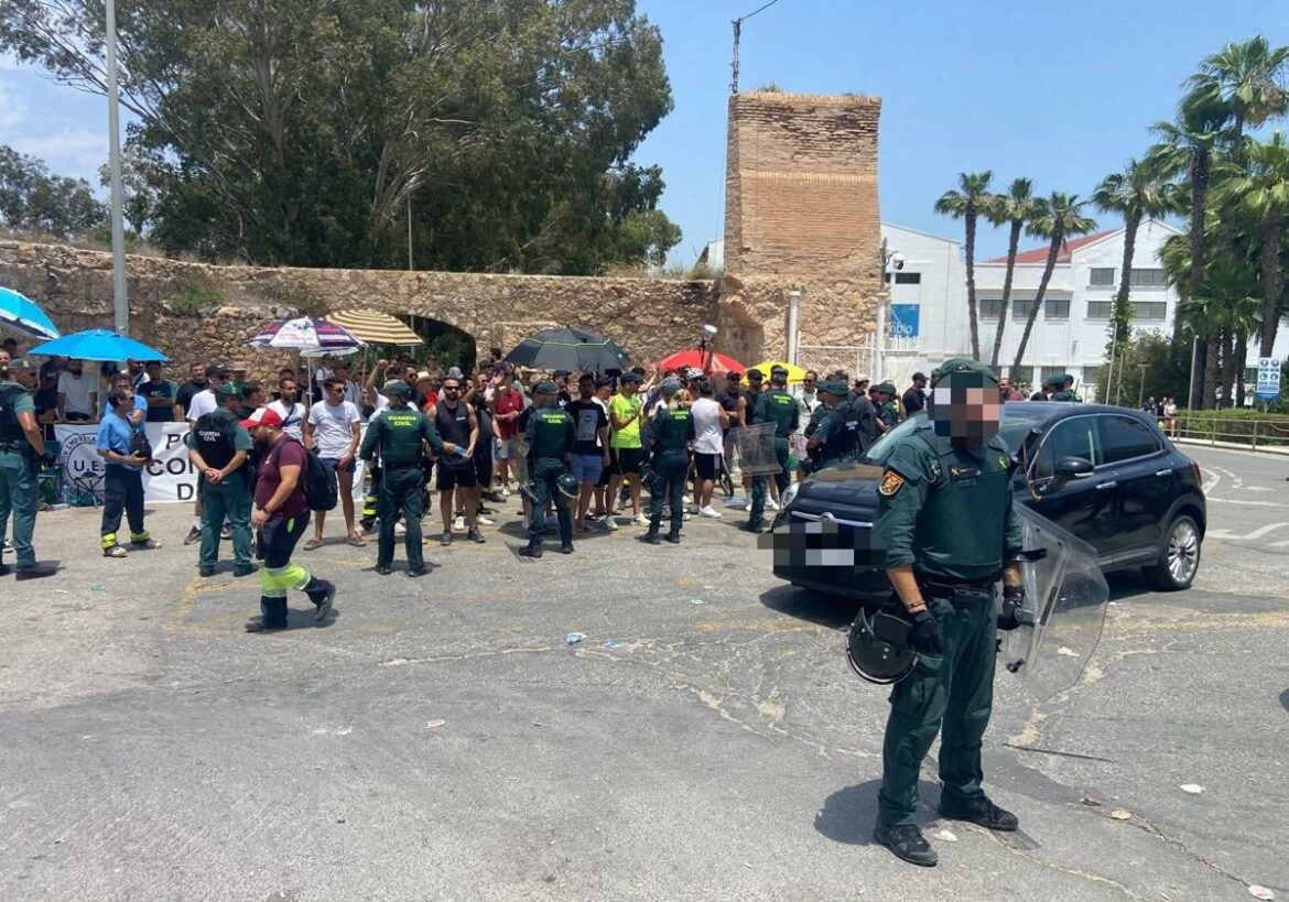 La tensión aumenta a las puertas de Navantia y los antidisturbios intervienen en la segunda jornada de huelga