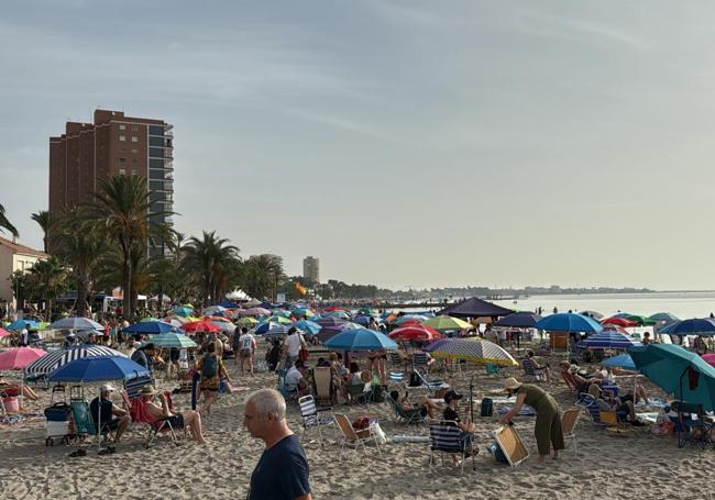 La playa de Santiago de la Ribera, a las ocho de la mañana, repleta ya de visitantes.