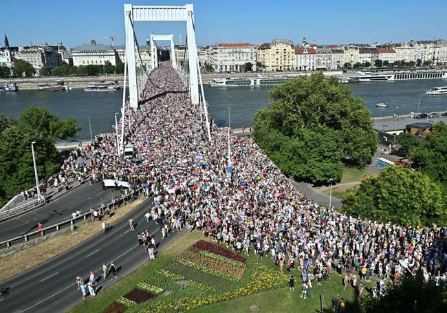 El colectivo LGTBI europeo doblega a Orbán con el Orgullo más multitudinario de Budapest