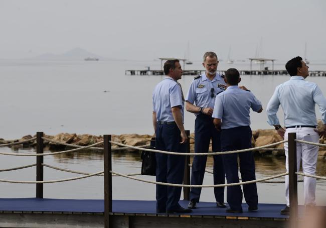 Lleno en las playas del Mar Menor para la exhibición aérea en la despedida de la Patrulla Águila