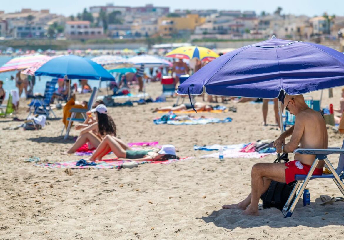 La solución definitiva para que el viento no se lleve tu sombrilla en la playa: tardarás un minuto