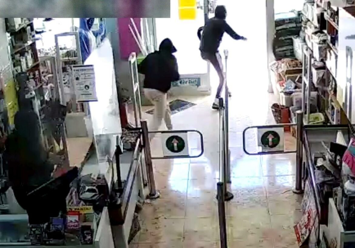 Arrestan a tres menores en Águilas por asaltar un comercio y golpear a la dependienta
