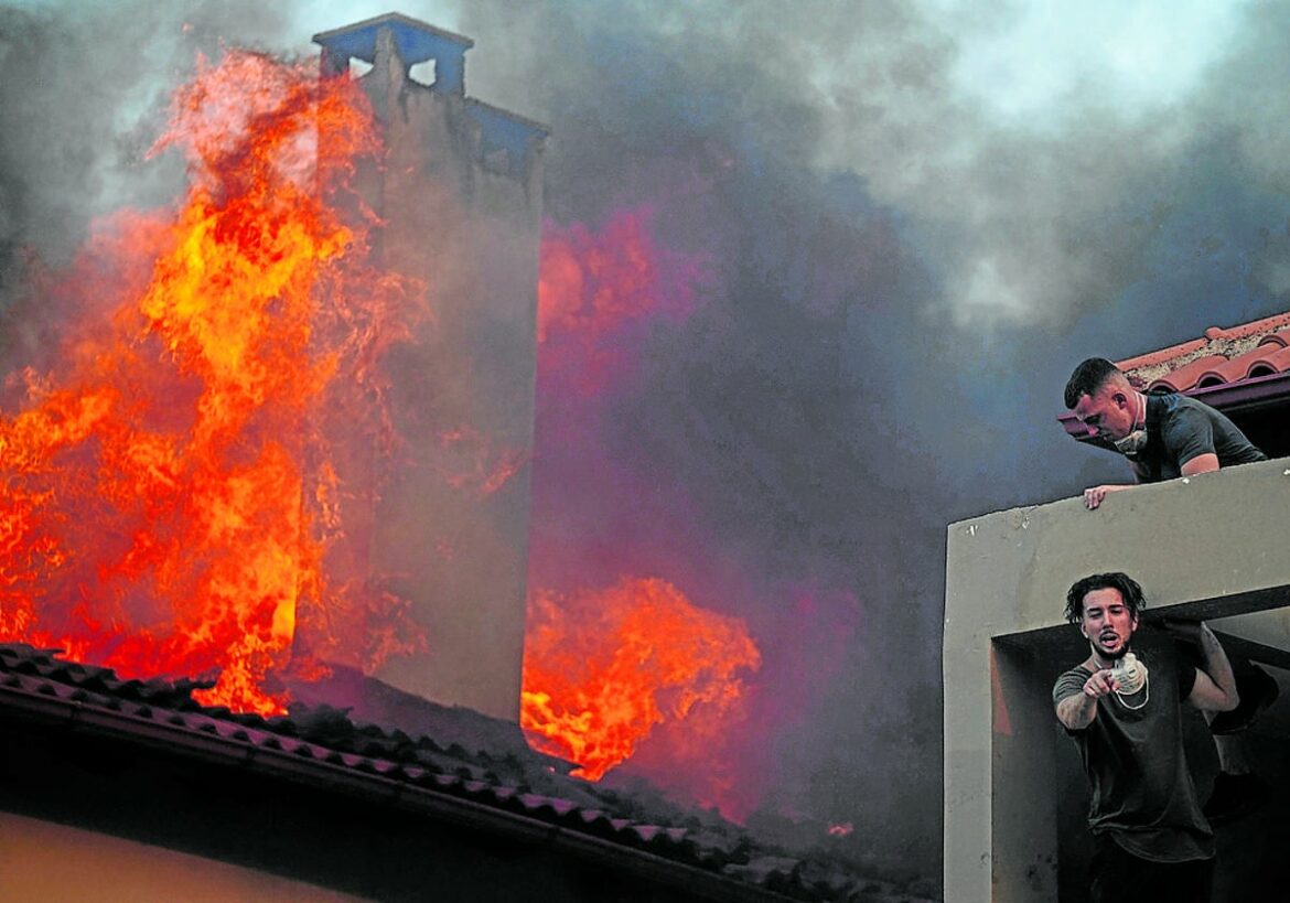 El fuego obliga a evacuar a más de 10.000 personas en Grecia