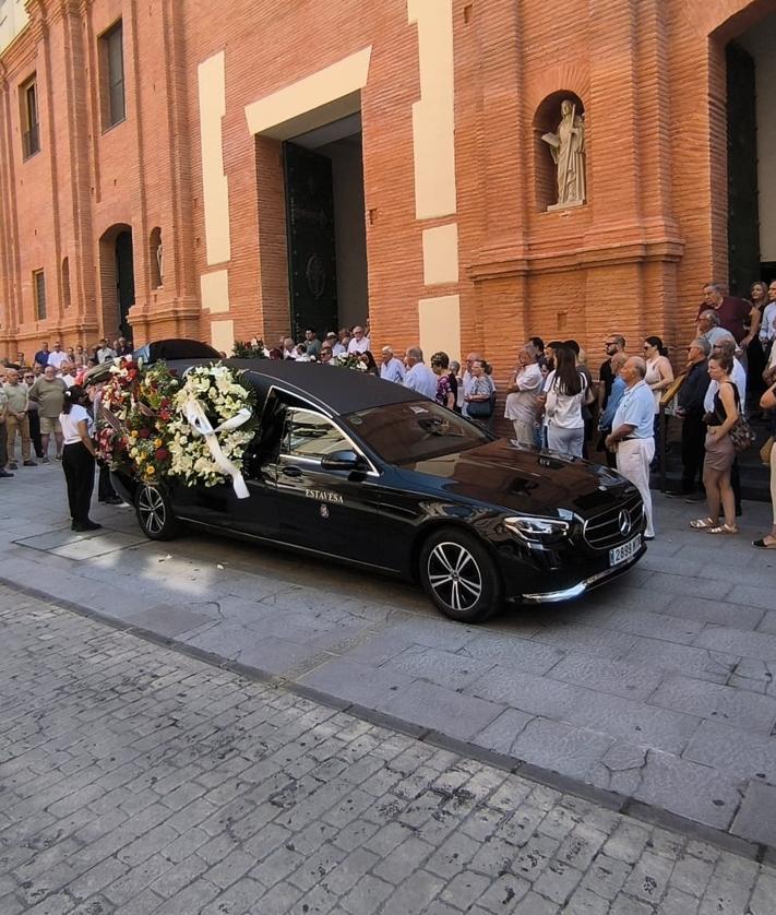 Imagen secundaria 2 - Arriba, los militares se cuadran ante el féretro a su llegada al templo. Abajo a la izquierda, el ataúd engalanado con las banderas de España y de diferentes cofradías. Abajo a la derecha, el coche fúnebre a su salida de Santa María de Gracia.