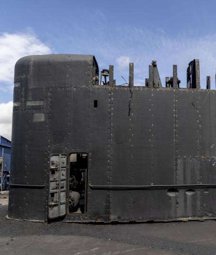 Imagen secundaria 2 - Arriba, nueva ubicación del 'Mistral' junto a la rotonda de la pescadería y la cuesta del Batel. Abajo a la derecha, la vela del submarino, durante su desguace.