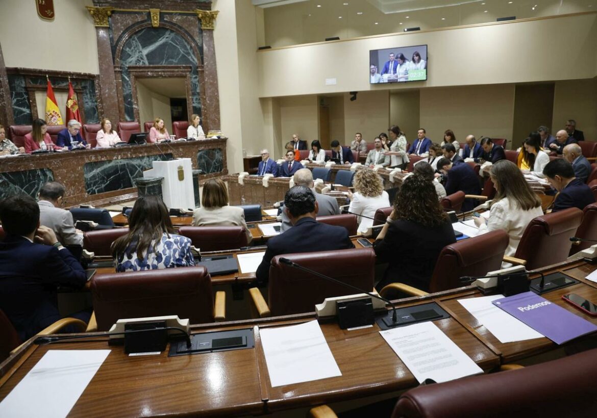 La Asamblea rechaza tramitar la ILP del derecho a la vivienda en la Región con los votos de PP y Vox