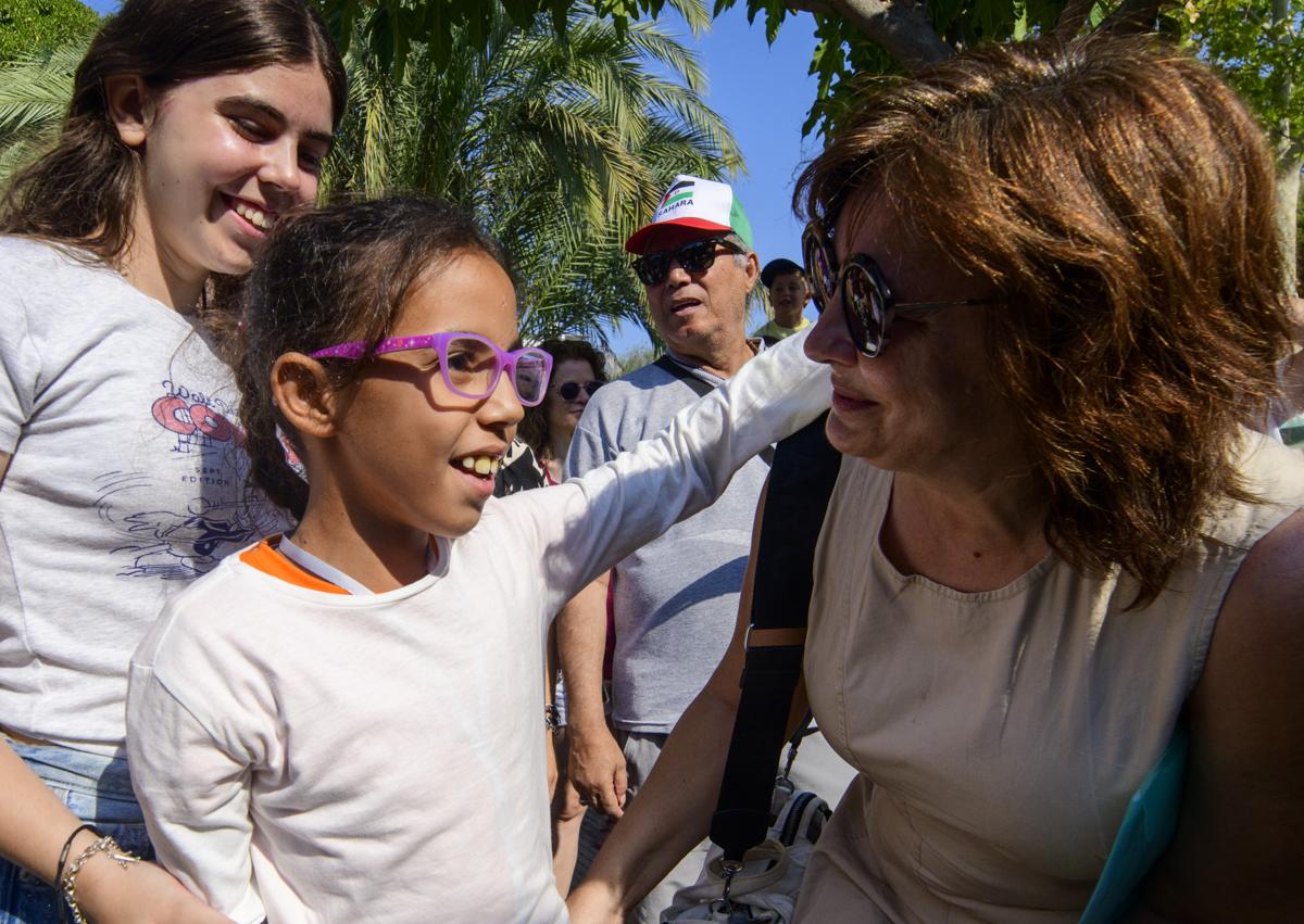 Imagen secundaria 1 - Arriba, las familias, tras recoger a los menores. Abajo a la izquierda, Gali se reencuentra con María Luisa. A la derecha, Ana recibe a Cheima, cansada tras el largo viaje desde los campamentos de refugiados.