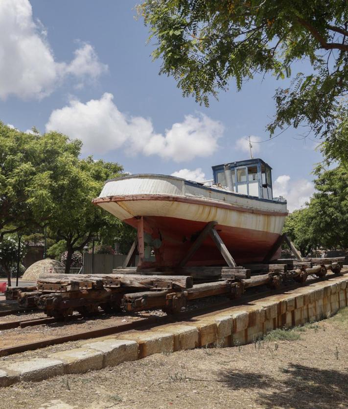 Imagen secundaria 2 - Arriba, vista aérea del espacio donde se recreará al antiguo varadero con su rampa y edificio. Abajo a la izquierda, espacios ajardinados en torno al antiguo inmueble. Abajo a la derecha, estado actual del barco remolcador en su ubicación actual junto a la cuesta del Batel.