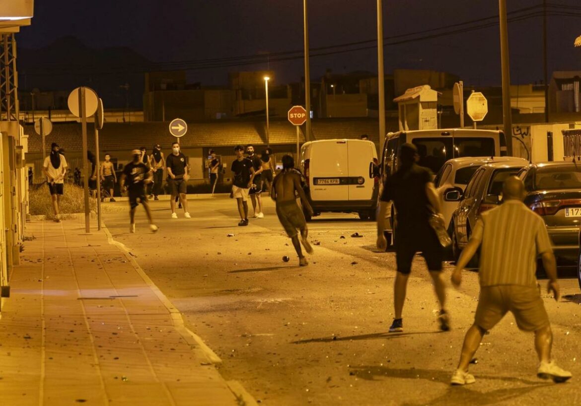 Detenido un líder de Deport Them Now, el grupo supremacista xenófobo que incita a la «cacería» del inmigrante en Torre Pacheco