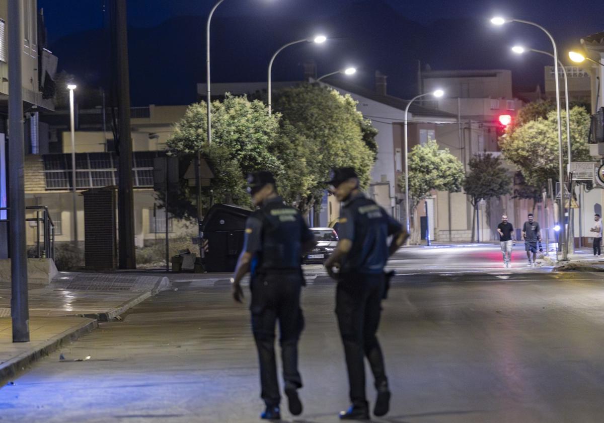 Dos agentes de la Guardia Civil patrullan por las calles de Torre Pacheco.