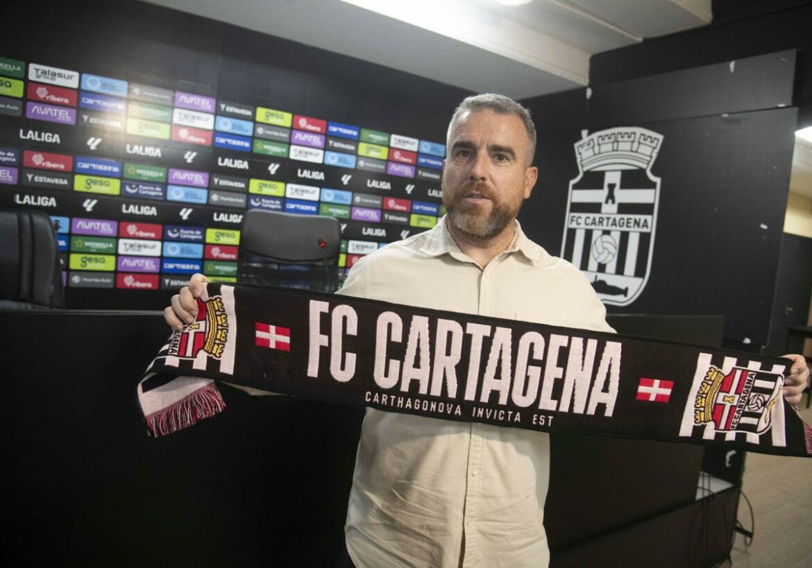 Javi Rey tira de ambición: «No he venido a Cartagena a estar en media tabla, sino a ascender»