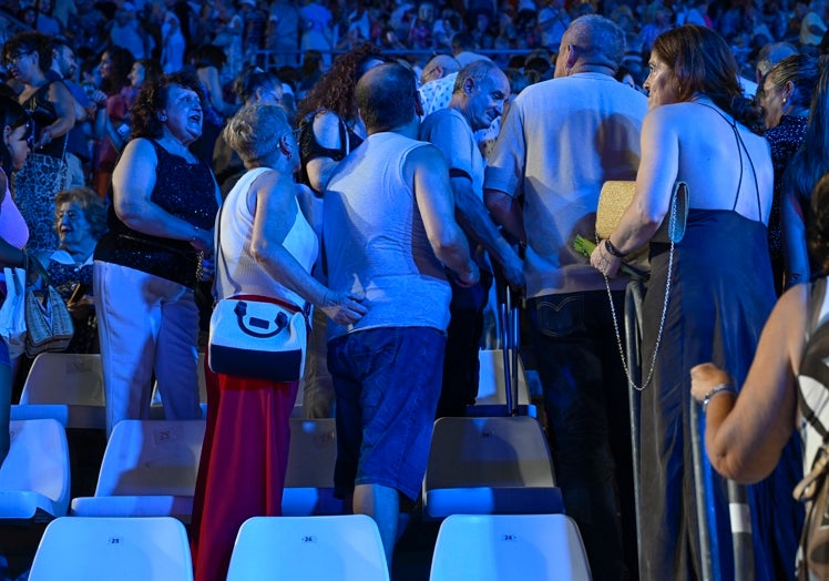Público retirándose del estadio Enrique Roca tras la suspensión del concierto de Il Divo.
