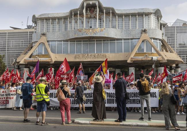 Concentración contra los Presupuestos a las puertas de la Asamblea Regional, este miércoles.