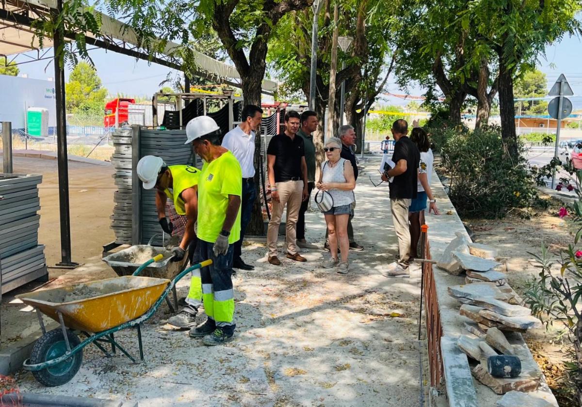 Operarios, autoridades y técnicos, durante la visita que realizaron a la zona de actuación.