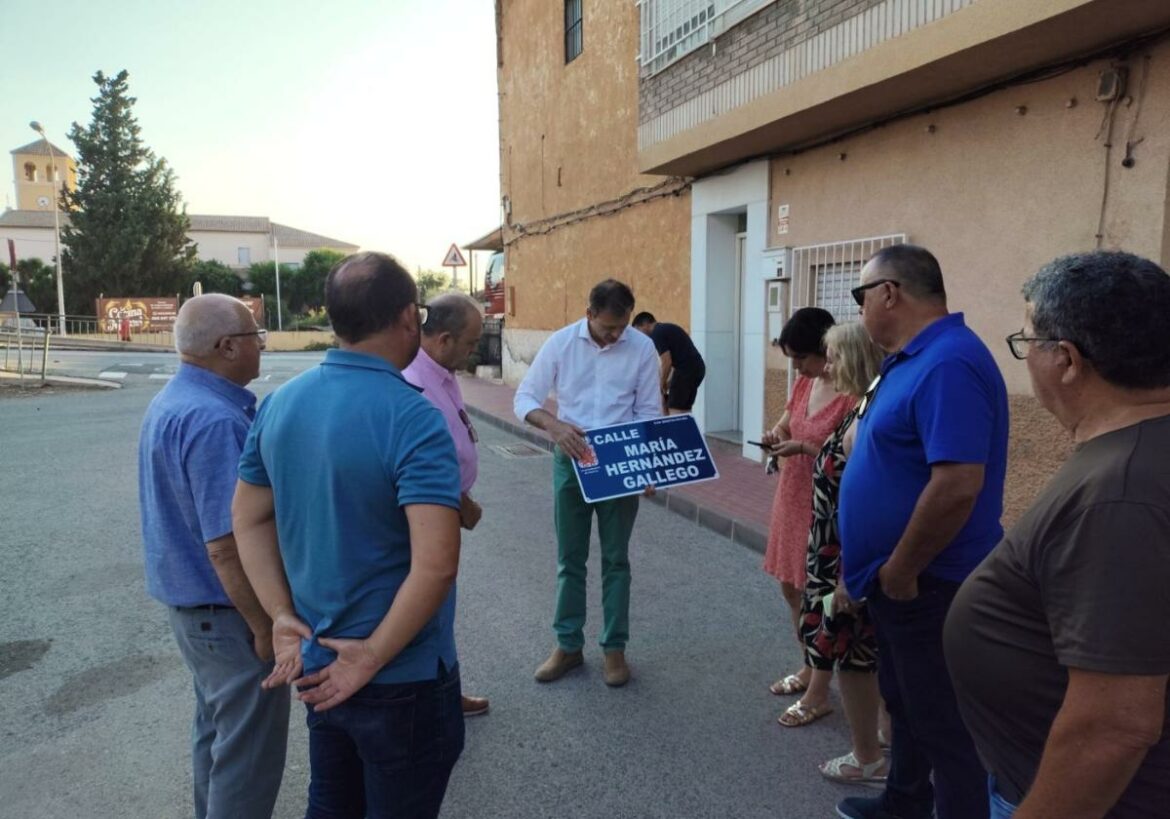 Homenaje póstumo en Murcia a una patiñera que cedió un terreno para un camino vecinal