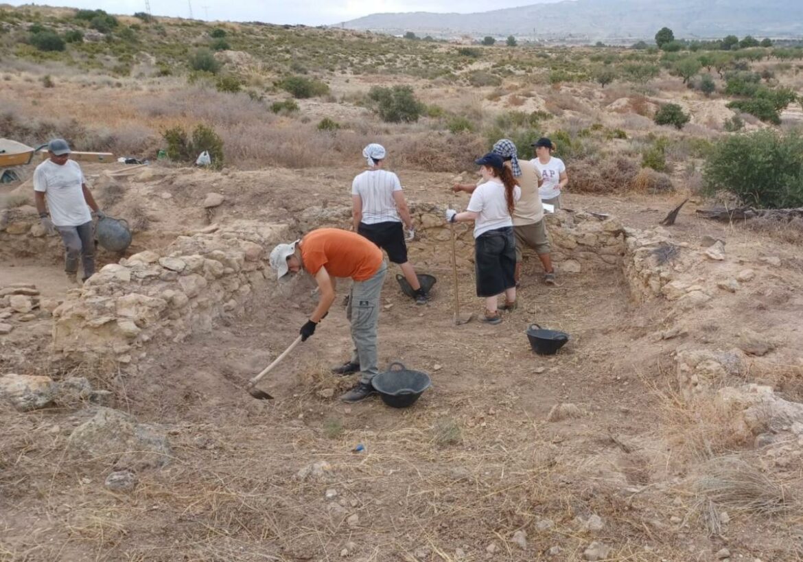 La instalación de pasarelas hará más accesibles los recorridos en el yacimiento de Los Villaricos de Mula