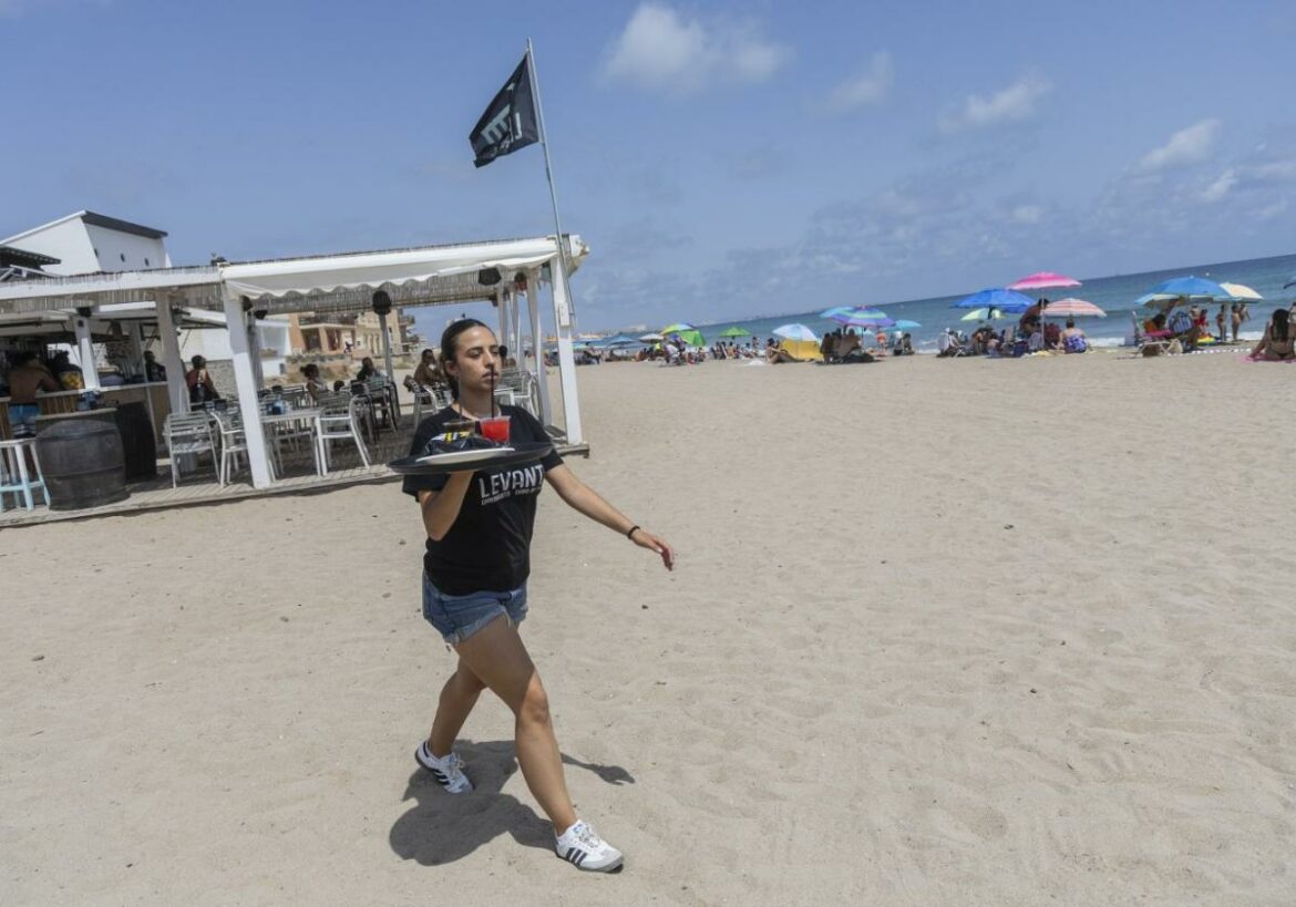 Los chiringuitos de Cartagena empiezan a abrir tras las últimas adjudicaciones y pese a las nuevas restricciones