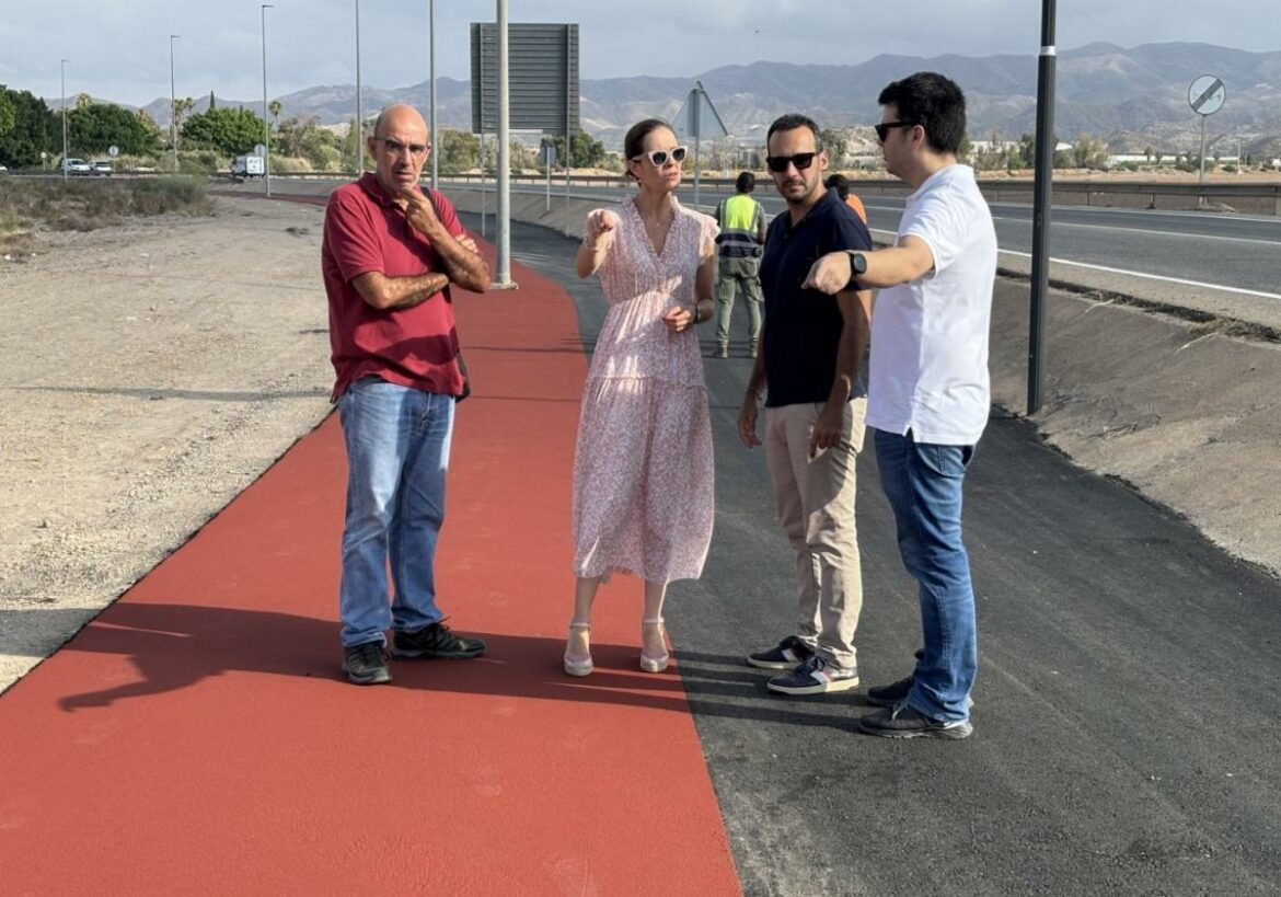 El carril bici entre el mercado de Águilas y Calabardina renueva su pavimento