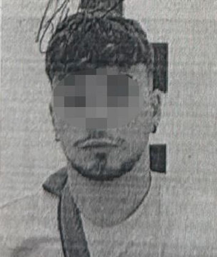 Imagen secundaria 2 - Camiseta de la víctima con diferentes cortes de arma blanca. El sospechoso de la agresión. 