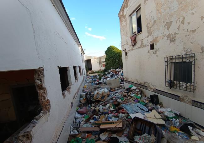 Denuncian problemas de convivencia con dos casas okupa en la pedanía murciana de Santiago y Zaraíche