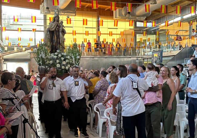 Miembros de la cofradía portan a la patrona en Águilas.