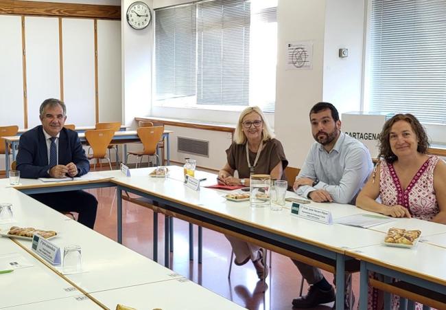 El Consejo Rector de la UNED de Cartagena, reunido ayer con Juan María Vázquez (c).
