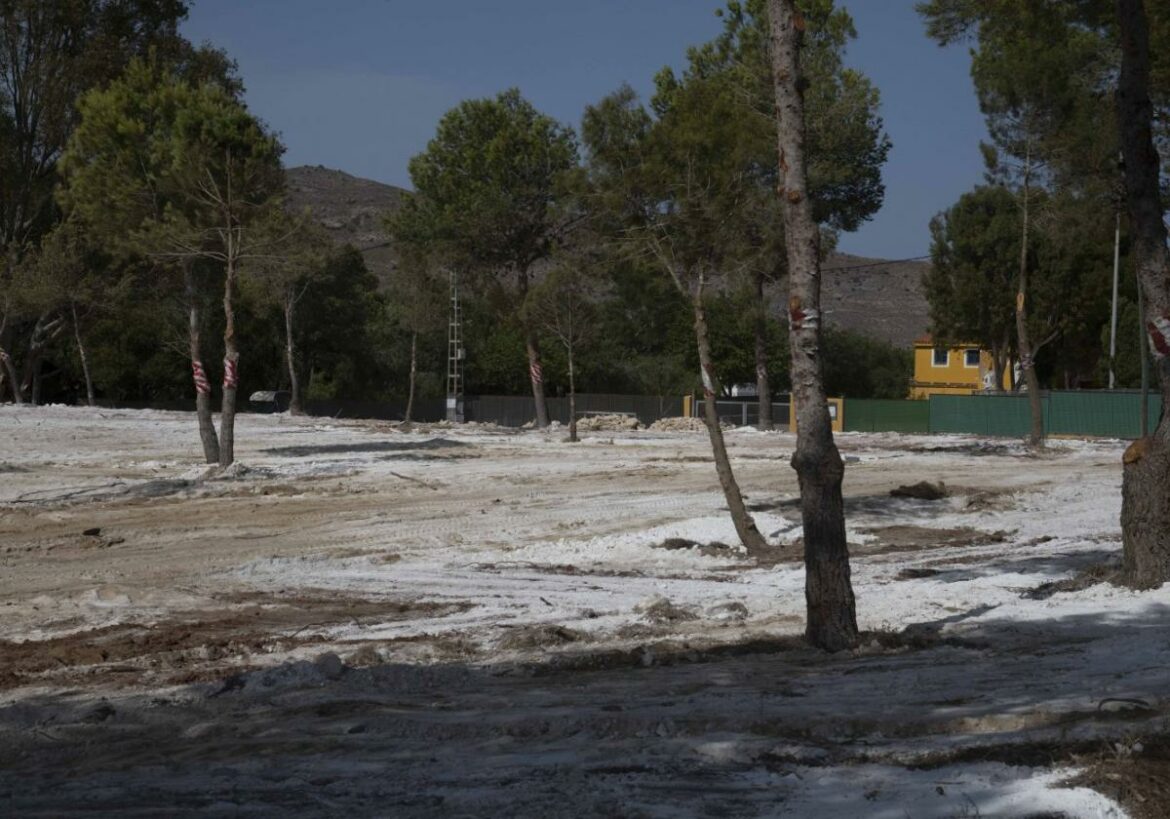Empiezan a sellar una balsa minera frente al colegio de Llano del Beal