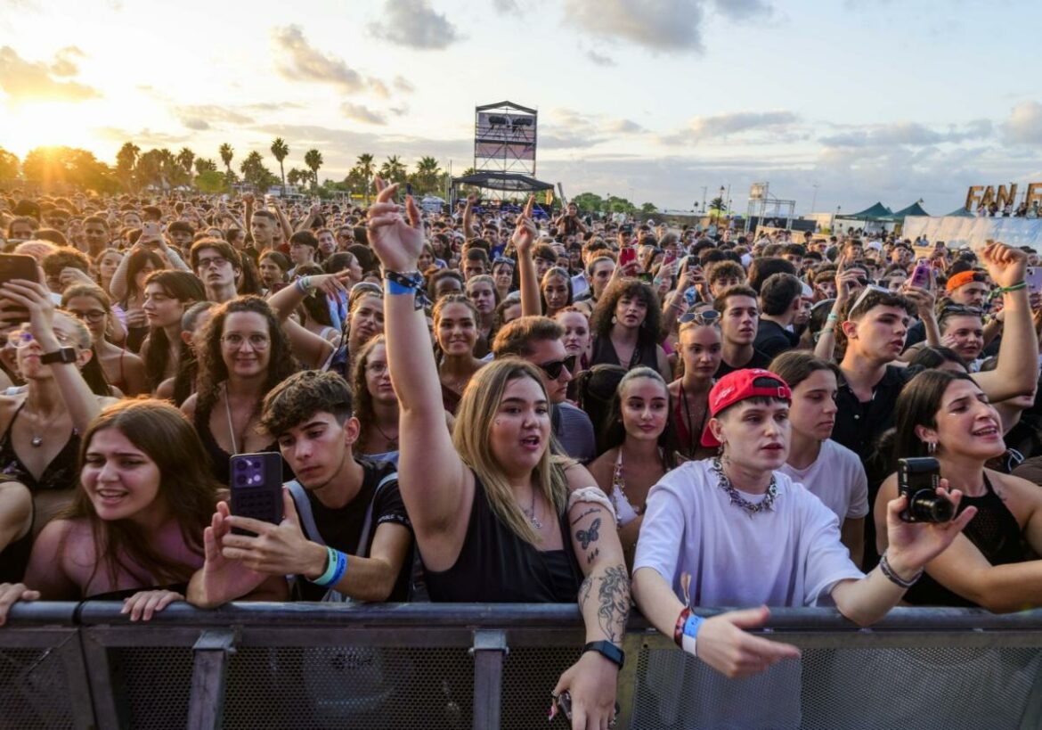 El Fan Futura zarpa contra la mar revuelta y sus tres escenarios resisten al mal tiempo
