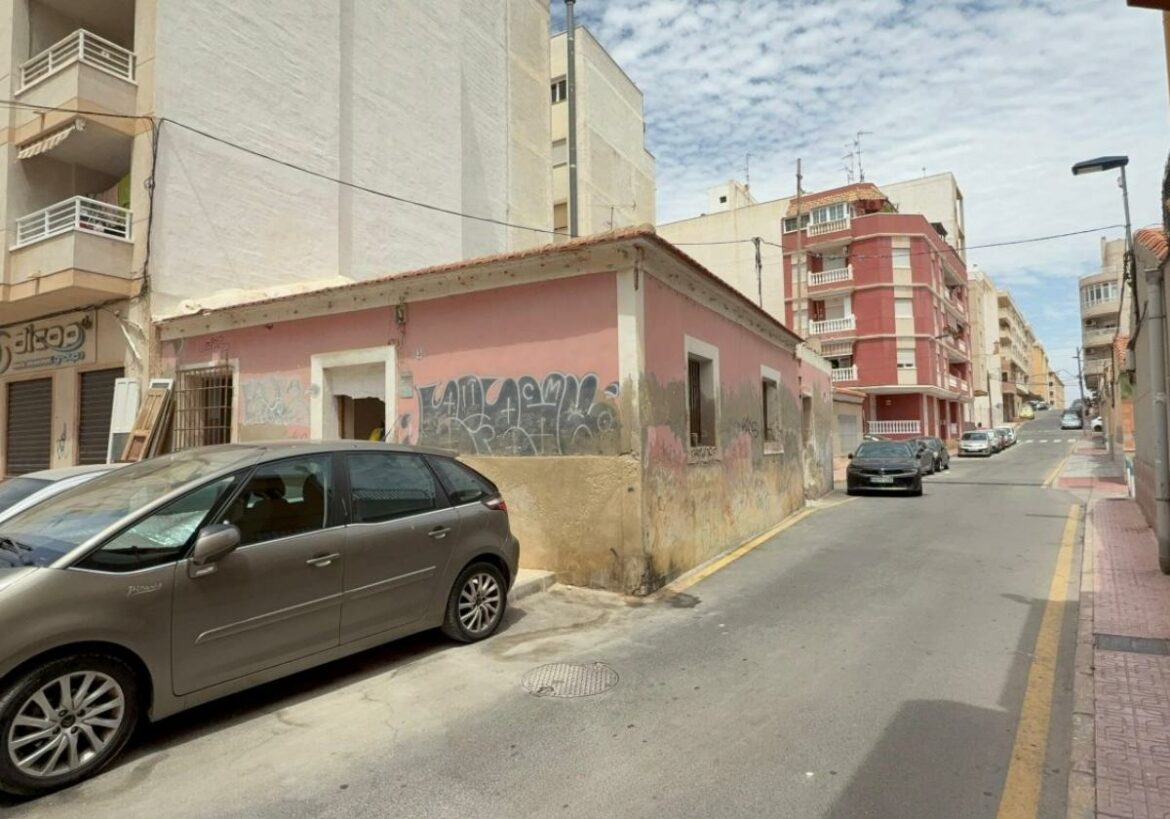 Derriban una vivienda en Torrevieja para mejorar la seguridad vial