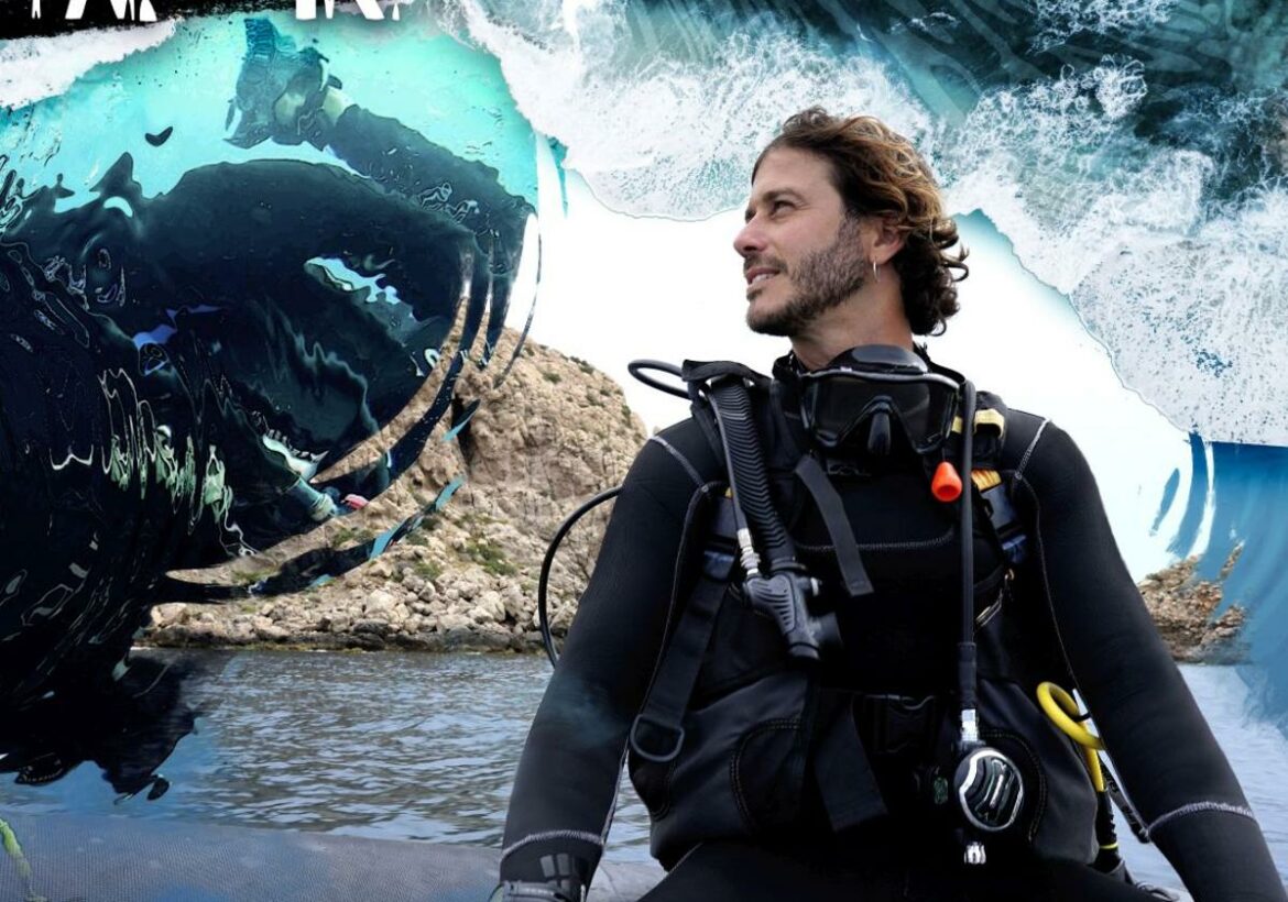 Águilas brilla en la serie ‘Ecos del mar’, con el buzo y artista Javier Espinosa