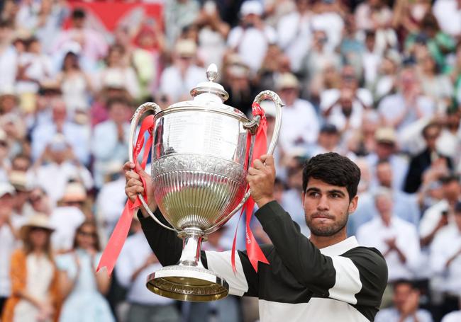 Celebrando su último trofeo hasta el momento, en Queen's.