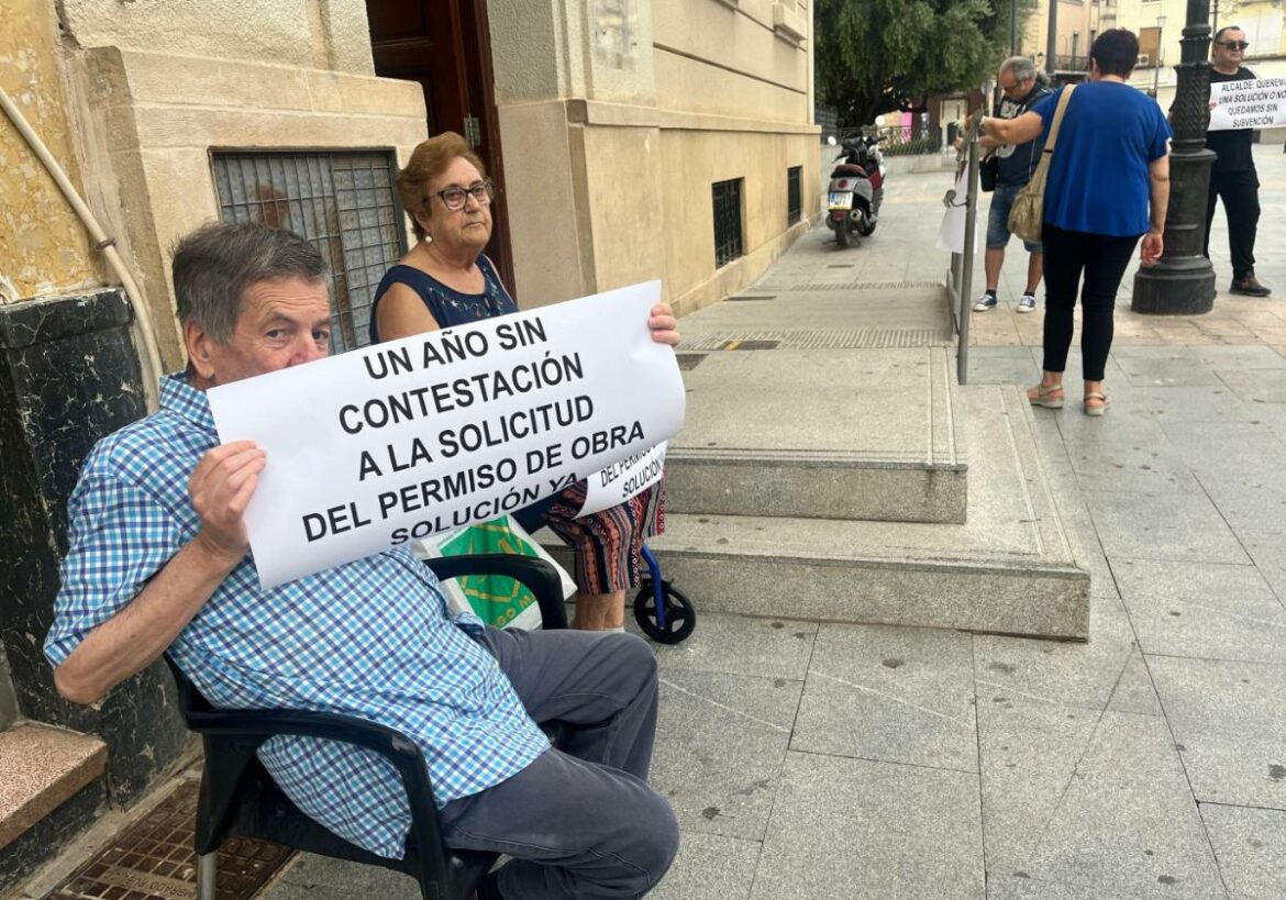Vecinos y el Consistorio de Cieza se enfrentan por la licencia para instalar un ascensor