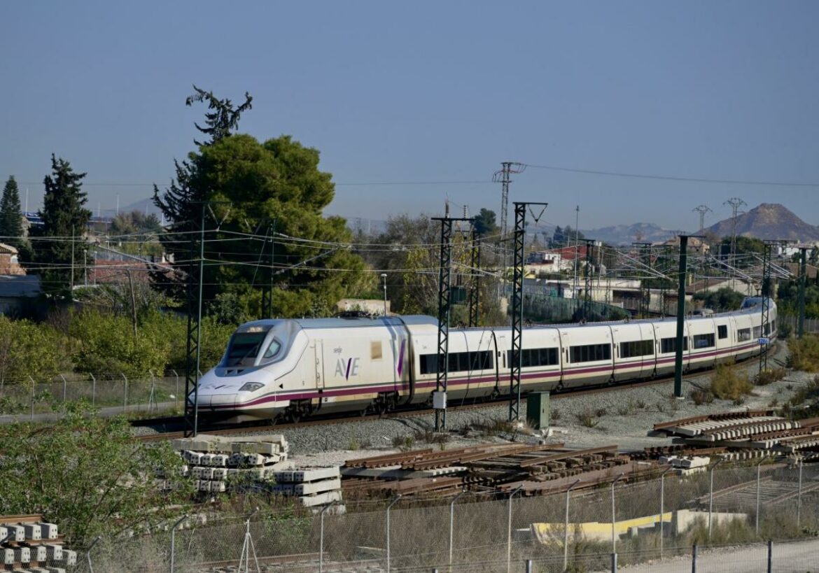Adif avanza para completar la red de alta velocidad Murcia-Alicante