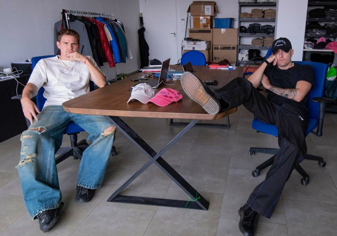 Los hermanos Megías Warburton: «Las gorras de Murcia son nuestro ‘best seller’, hasta Broncano ha llevado una»