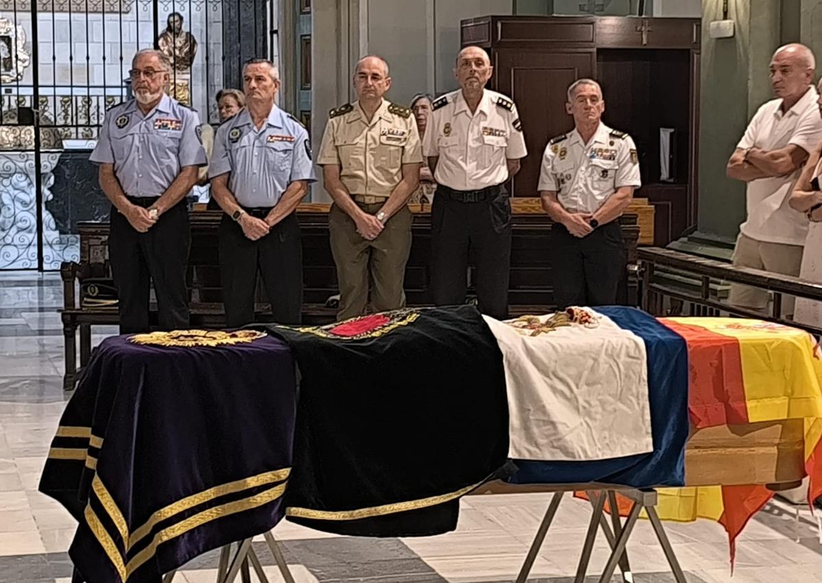 Imagen secundaria 1 - Arriba, los militares se cuadran ante el féretro a su llegada al templo. Abajo a la izquierda, el ataúd engalanado con las banderas de España y de diferentes cofradías. Abajo a la derecha, el coche fúnebre a su salida de Santa María de Gracia.