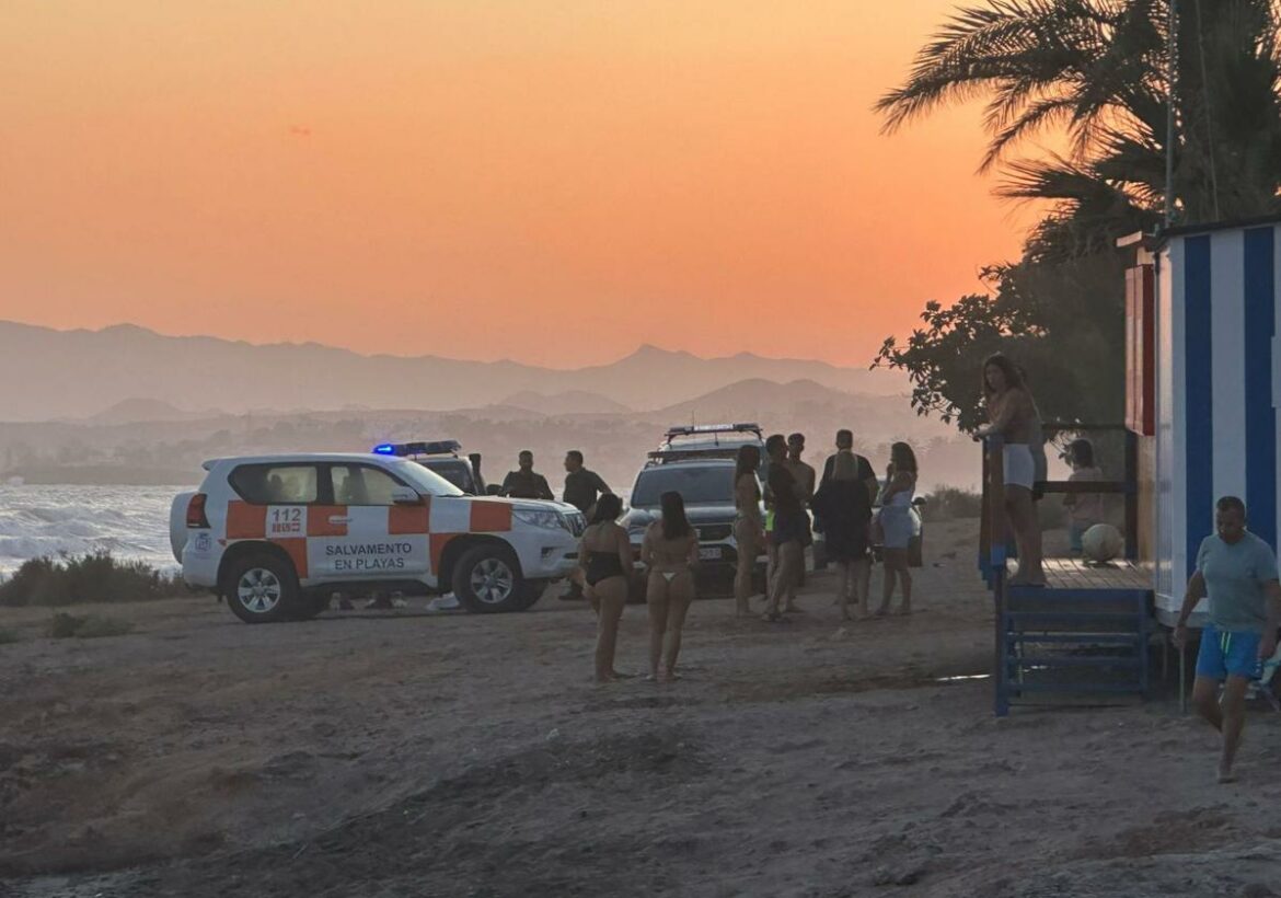 Un hombre fallece cuando se bañaba con bandera roja en una playa de Cartagena