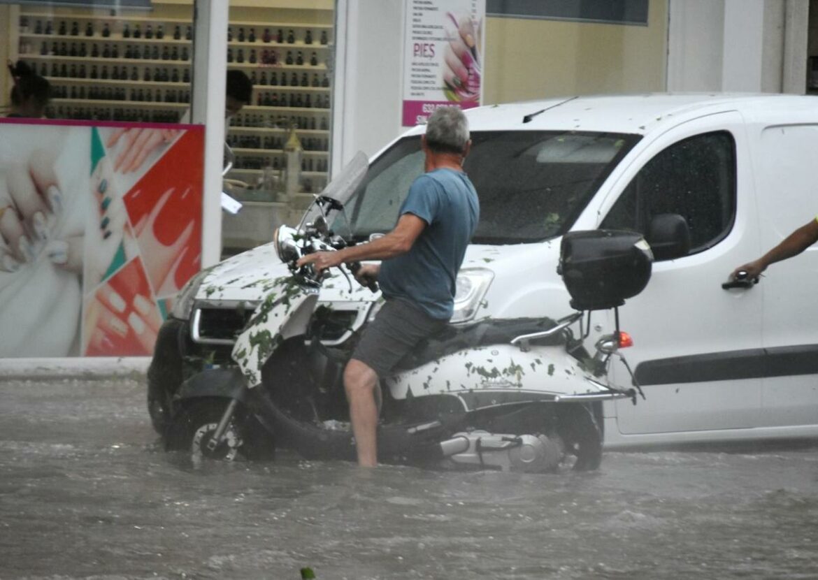 Desalojan un edificio en Caravaca por riesgo de colapso debido a las fuertes lluvias